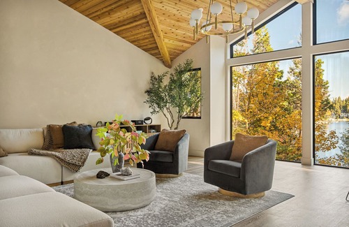 Blue Jay Casa | Charming 5-bedroom house with a dock and private beach