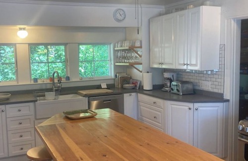 Kennebunk Cabaña | Charming 5-bedroom cottage located on the tidal Kennebunk River