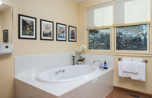 Sherwood Otro | Charming 5-bedroom farmhouse surrounded by vines in Sherwood.