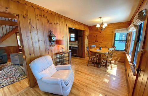 Waupaca Cabaña | Charming 5-bedroom waterfront cottage on Waupaca's Chain O' Lakes