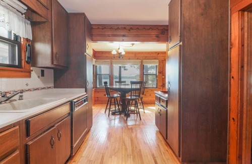 Waupaca Cabaña | Charming 5-bedroom waterfront cottage on Waupaca's Chain O' Lakes