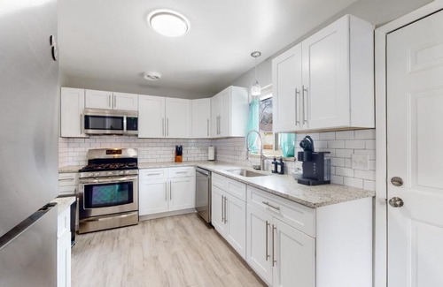 Virginia Village Casa | Charming 5 King Spacious House
