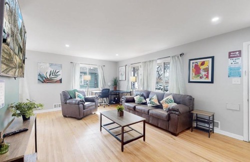 Virginia Village Casa | Charming 5 King Spacious House