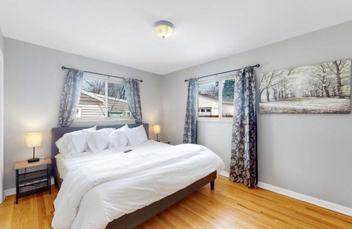 Virginia Village Casa | Charming 5 King Spacious House