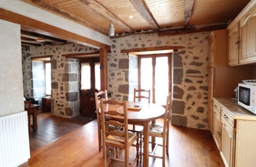 Thiezac Cabaña | Charming 5BR Home in Auvergne, Close to Super Lioran Ski Resort, Beautiful Views, Sleeps 10.