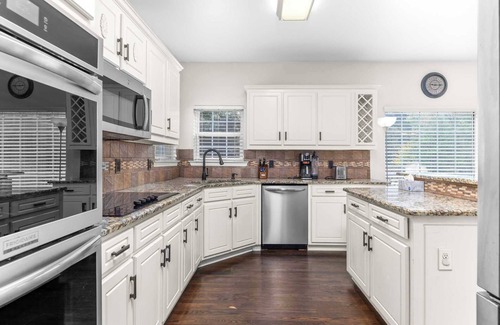 Buford Casa | Charming 5BR Home with Lush Garden & Month-to-Month Pet-Friendly Stay #41856
