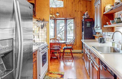 Lake Tomahawk Casa | Charming 5BR Lake Home, Dog-friendly, with a full bar, Kayaks, Gas Grill, & WIFI
