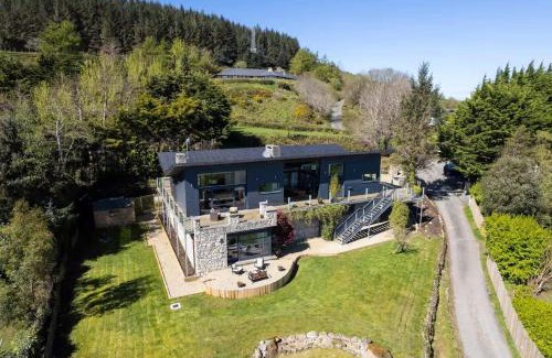 Kilgobbin Casa | Charming 6-Bed Escape- Balconies & Panoramic Views
