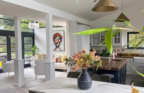 Kilgobbin Casa | Charming 6-Bed Escape- Balconies & Panoramic Views