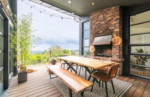 Kilgobbin Casa | Charming 6-Bed Escape- Balconies & Panoramic Views