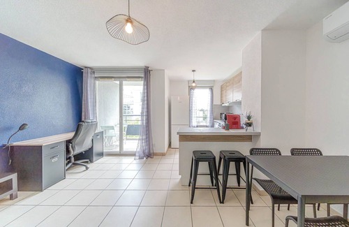 Zola - Pressense Apartamento | Charming 6-person apartment with a balcony in Feyssine La Doua