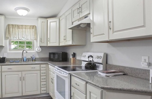 Union County Casa | Charming 6BD Lakefront Retreat