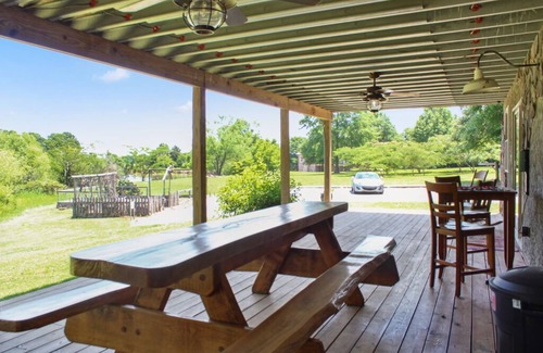 Union County Casa | Charming 6BD Lakefront Retreat