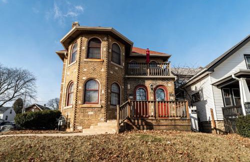 Milwaukee Casa | Charming 6BR Home in Milwaukees Historic District