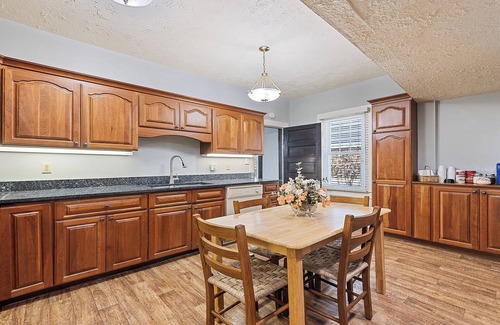 Lake Junaluska Cabaña | Charming 7-bedroom cottage with WiFi, AC in serene Lake Junaluska