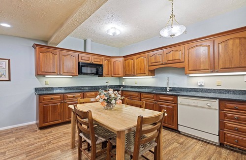 Lake Junaluska Cabaña | Charming 7-bedroom cottage with WiFi, AC in serene Lake Junaluska