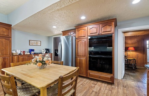 Lake Junaluska Cabaña | Charming 7-bedroom cottage with WiFi, AC in serene Lake Junaluska