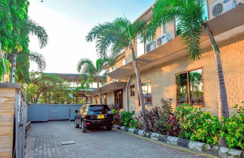 Dar es Salaam Hotel | Charming 9-bedroom hotel with WiFi, AC in Dar es Salaam