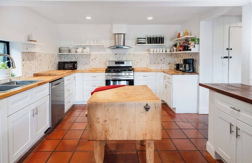 Roxbury Casa | Charming 9br / 8.5 bath, Sleeps 19, WiFi, Fitness Room w/ Beautiful Views!
