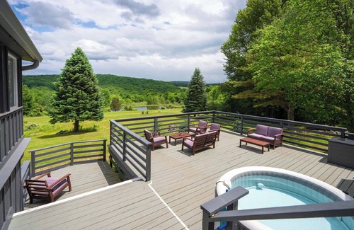Roxbury Casa | Charming 9br / 8.5 bath, Sleeps 19, WiFi, Fitness Room w/ Beautiful Views!