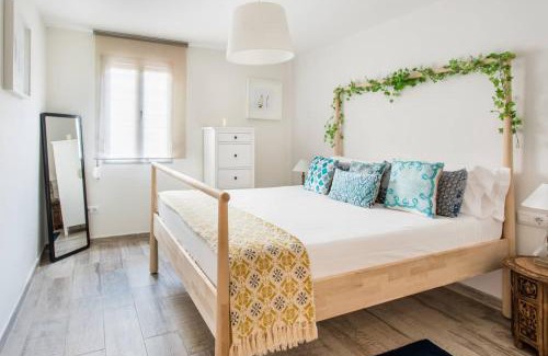 L'Hospitalet de Llobregat Apartamento | Charming Apartment With Vibrant Accents