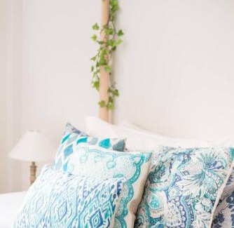 L'Hospitalet de Llobregat Apartamento | Charming Apartment With Vibrant Accents