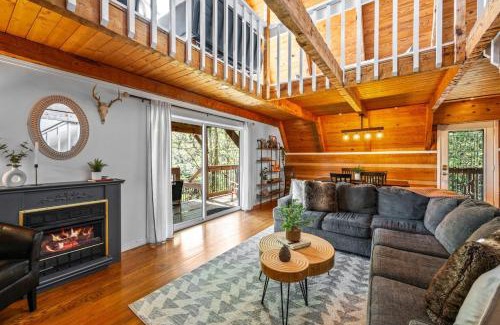 Chalet Village Casa | Charming A-Frame Cabin w Hot Tub & Mountain Views