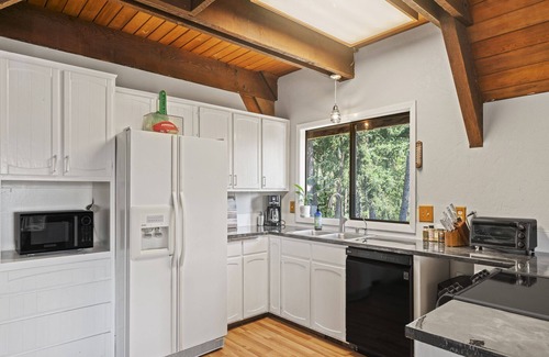 Eugene Casa | Charming A Frame on Wooded Hillside 5 min to Eugene