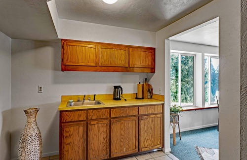 Eugene Casa | Charming A Frame on Wooded Hillside 5 min to Eugene