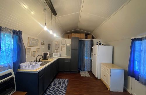 Newland Apartamento | Charming accessory unit/studio/tiny home located on family Christmas Tree Farm