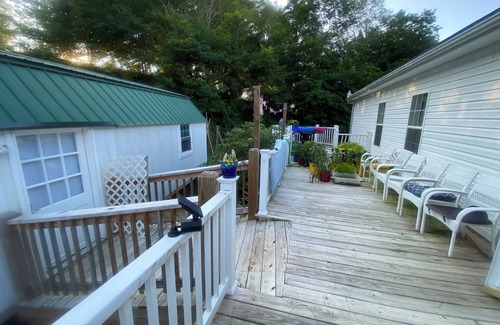 Newland Apartamento | Charming accessory unit/studio/tiny home located on family Christmas Tree Farm