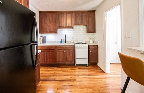 Melrose Apartamento | Charming Albany 1-BR Apt with beautiful patio to enjoy and off street parking