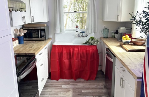 Town of East Hampton Cabaña | Charming, almost oceanfront private Montauk beach cottage