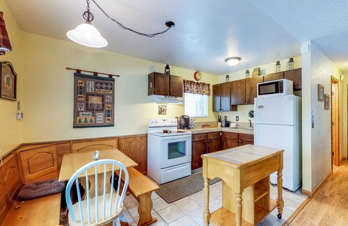Tahoe Paradise Casa | Encantadora cabaña alpina con un estilo familiar, cerca de caminatas, esquí y más