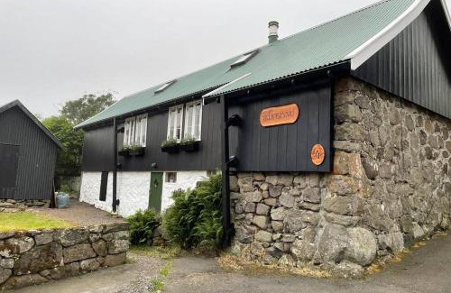 Kvivik Casa | Charming and Authentic Heritage Retreat in Kvívík - right next to the river