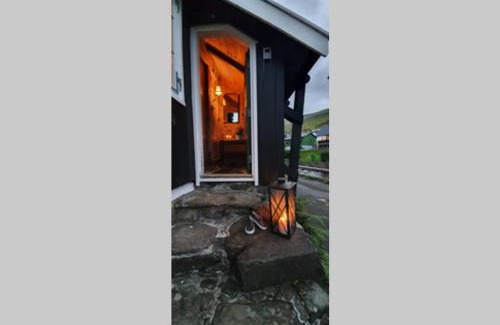 Kvivik Casa | Charming and Authentic Heritage Retreat in Kvívík - right next to the river