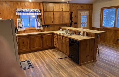 Lac du Flambeau Cabaña | Charming and Cozy, 4-Season, Fence Lake Cottage with Beautiful Sunset View