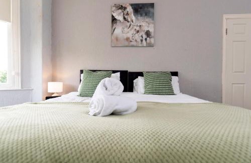 Newcastle-upon-Tyne Apartamento | Charming and comfortable property by Our Home Short Stays very spacious with super fast WiFi close to the Metro Centre and Newcastle City Centre