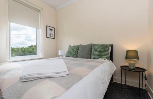 Newcastle-upon-Tyne Apartamento | Charming and comfortable property by Our Home Short Stays very spacious with super fast WiFi close to the Metro Centre and Newcastle City Centre