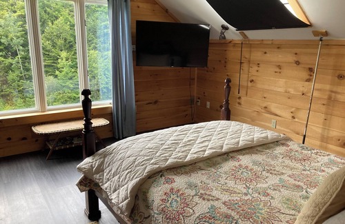 Moscow Otro | Charming and convenient, private unit in original farmhouse in Waterbury Center.
