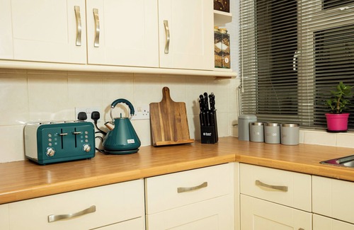 Warwick Casa | Charming and Cosy Home- Sleeps 4, Free Parking, Private Patio - Central Warwick