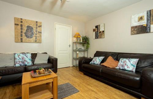 Warwick Casa | Charming and Cosy Home- Sleeps 4, Free Parking, Private Patio - Steps from Warwick Castle & Town! Perfect for Workstations, Races and Cotswolds Getaways! Book Now