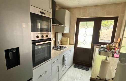 Cricket Green Casa | Charming and Cosy London Home, Garden, Parking & Family Fun