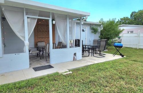 Meadowlawn Casa | Charming And Cosy, Newly Remodeled St Petersburg