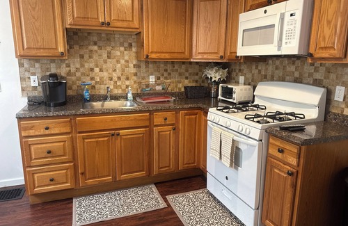 Wilmington Casa | Charming and Cozy 3-bedroom Row Home - Ideal for Students, Travelers & Families!