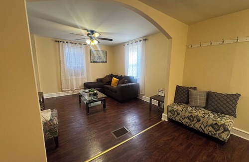 Wilmington Casa | Charming and Cozy 3-bedroom Row Home - Ideal for Students, Travelers & Families!