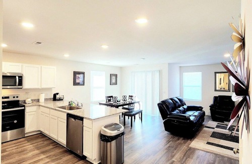 Florence Casa | Charming and Cozy 4BR 2BA House with Parking, Minutes from I-95 and Buc-ees
