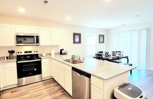 Florence Casa | Charming and Cozy 4BR 2BA House with Parking, Minutes from I-95 and Buc-ees