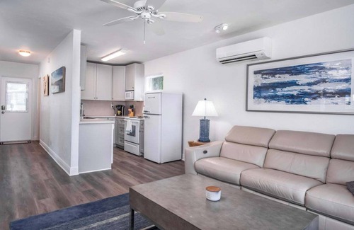 Marathon Cabaña | Charming and cozy Oceanfront 1 bedroom cottage in superb Marathon, with WiFi, AC