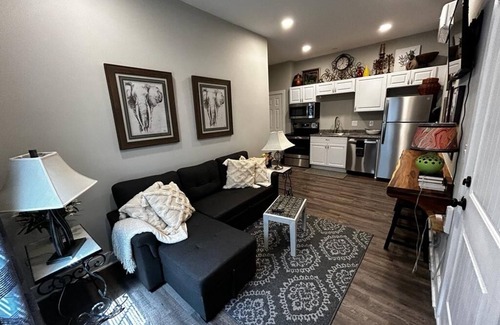 La Vergne Apartamento | Charming and cozy one-bedroom suite with a full kitchen and a free parking spot.